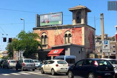 Bari, quell'antica casina rossa sull'extramurale che vive in simbiosi con un gommista